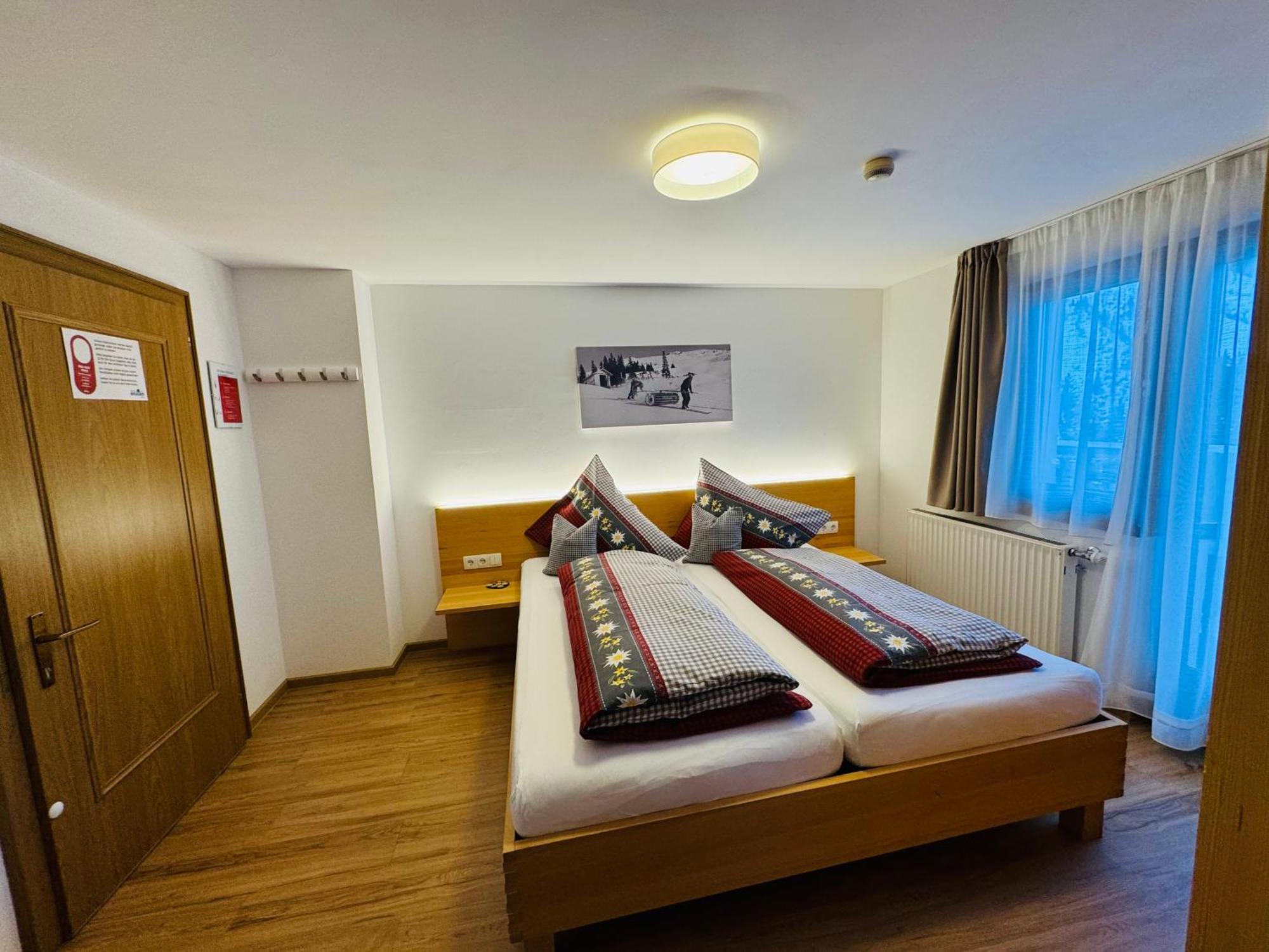 Hotel Garni Enzian Дамульс Экстерьер фото