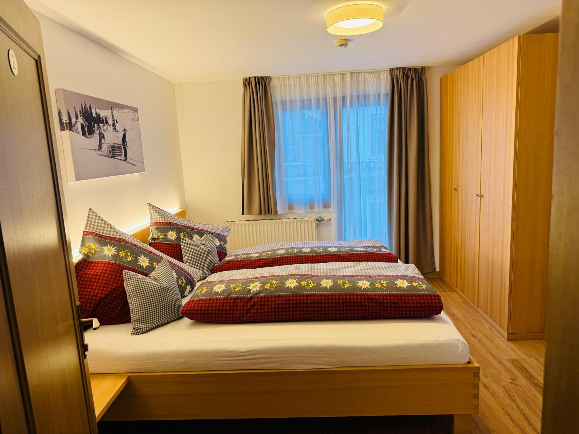 Hotel Garni Enzian Дамульс Экстерьер фото
